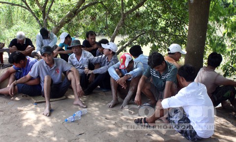 Hàng chục con bạc đang say máu ăn thua trong trường gà Hiện trường nơi các đối tượng tổ chức đá gà ăn tiền