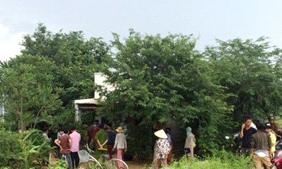 Bé gái 2 tuổi tử vong bất thường trong nhà Nhiều người sửng sốt khi phát hiện bé T. tử vong - Ảnh: Lê Huân