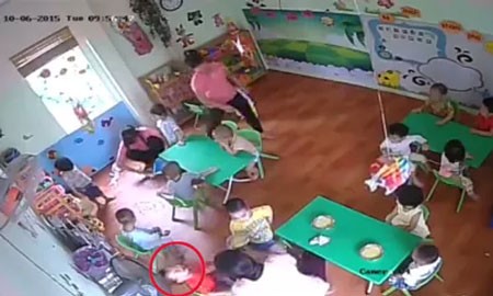 Hà Nội: “Cô giáo” bạo hành trẻ là nhân viên hợp đồng làm vệ sinh Cháu bé mặc áo đỏ bị cô giáo ôm đầu lắc mạnh, tát vào mặt khi cho ăn