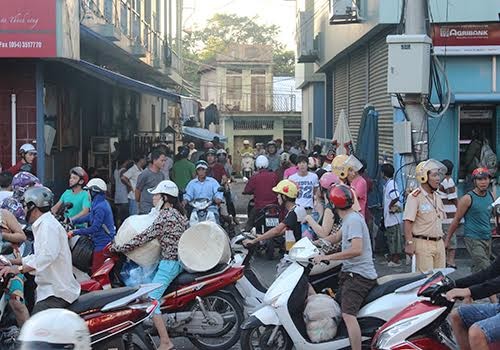 Hỗn chiến, chém gục 2 người giữa đường Người dân vây kín nơi xảy ra hỗn chiến chiều 27/9. Ảnh: Đắc Đức
