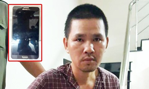 Trinh sát đuổi bắt tên cướp phóng như bay trên đường Đối tượng Chung Xi Long tại cơ quan công an cùng chiếc điện thoại tang vật vụ cướp được cơ quan công an thu giữ để trả lại cho bị hại