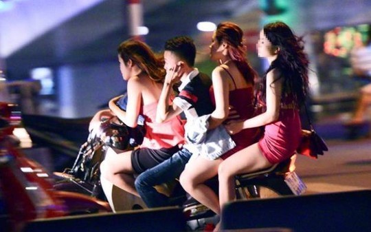 Bắt 2 thanh niên đầu trần chở 8 cô gái tới quán karaoke Những hình ảnh như thế này không hiếm trên đường phố Hà Nội