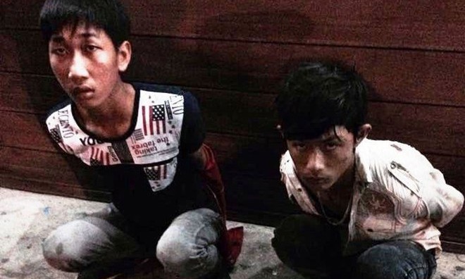 Đâm dao vào người đi đường cướp xe giữa khuya Hai thanh niên bị các "hiệp sĩ" bắt giữ. Ảnh: Thanh Hải