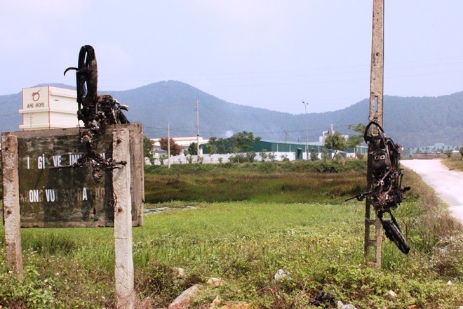 Nguyên nhân 4 thanh niên bị hàng trăm người dân vây đánh Hai chiếc xe máy bị đốt đem treo ở bãi rác đầu xóm. Ảnh: Zing