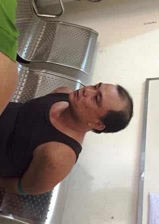 Người dân vây bắt nghi can dàn cảnh móc túi 65 triệu đồng Việt tại cơ quan điều tra. Ảnh: A.X