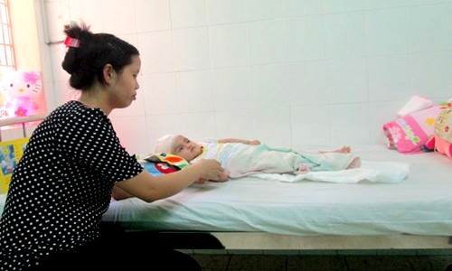 Khởi tố vụ án bé 18 tháng tuổi sống thực vật sau khi ngã tại nhà trẻ Cháu Minh Thư đang sống đời sống thực vật tại nhà
