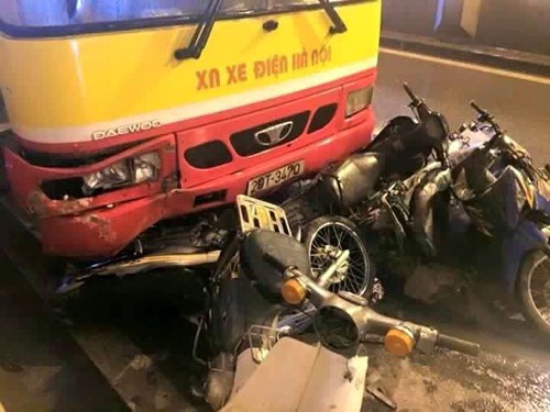 Xe buýt đâm hàng loạt xe máy đang trú mưa dưới hầm Kim Liên Ít nhất 6 xe máy bị cuốn theo dưới gầm