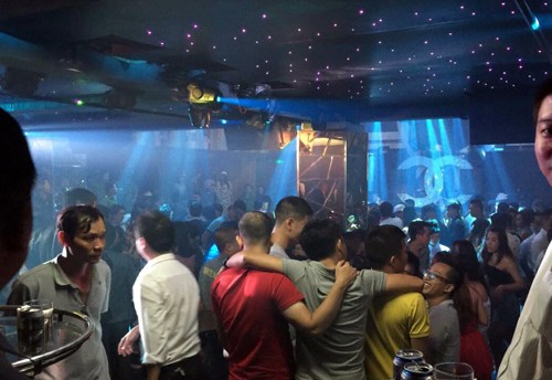 Gần trăm cảnh sát đột kích quán bar giữa trung tâm Sài Gòn Hàng trăm khách bên trong bar lúc rạng sáng. Ảnh: Quốc Thắng (VnExpress)