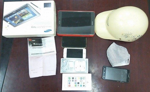 Nam sinh lớp 11 cướp iPhone đặt mua qua mạng Tang vật vụ án. Ảnh. Hồng Vân