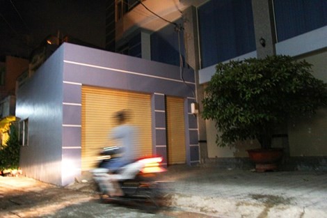 Nam thanh niên chết bất thường trước biệt thự Thi thể người thanh niên được phát hiện trước cửa gara cạnh chậu mai