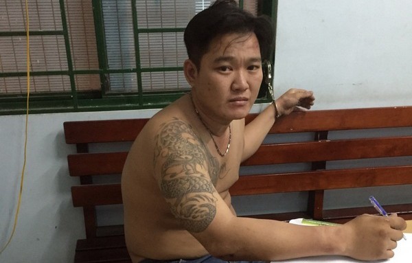 Tên cướp ở Sài Gòn bị sĩ quan không quân đánh ngất xỉu Tùng bị trinh sát hình sự bắt giữ khi đang giật điện thoại của một phụ nữ. Ảnh: Khánh Trung