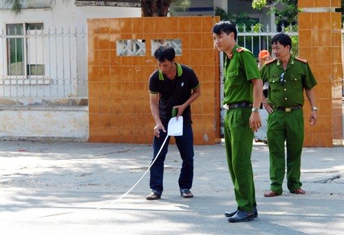 Nam sinh bị đâm chết vì 'xưng anh' trên Facebook Cảnh sát khám nghiệm hiện trường vụ án mạng trước cổng trường. Ảnh: Tư Huynh