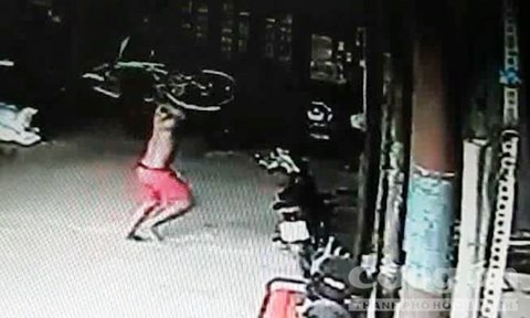 'Quý tử' rượt đuổi, đánh mẹ bằng xe đạp Cảnh Hùng quăng xe đạp vào mẹ