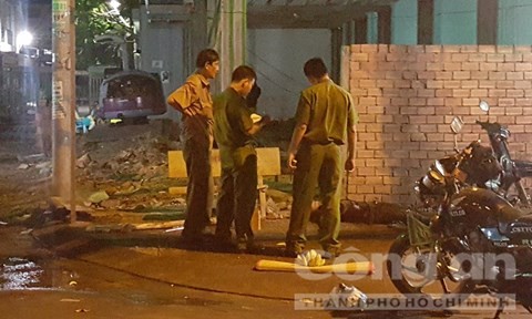 Mâu thuẫn trong quán nhậu, nam thanh niên bị đâm chết Cơ quan công an đang khám nghiệm hiện trường - Ảnh: Thiên Long