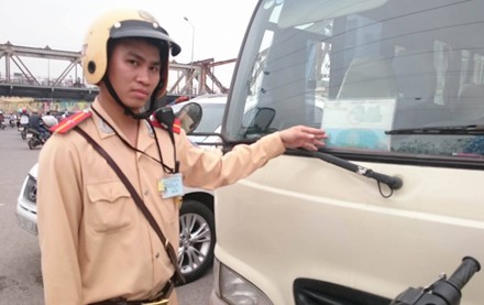 Hà Nội: Bắt giữ nhiều xe chở khách “nhái” xe buýt Ngoài xe buýt giả, cảnh sát còn phát hiện nhiều xe khách đeo biển các sự kiện để đón trả khách tùy tiện.