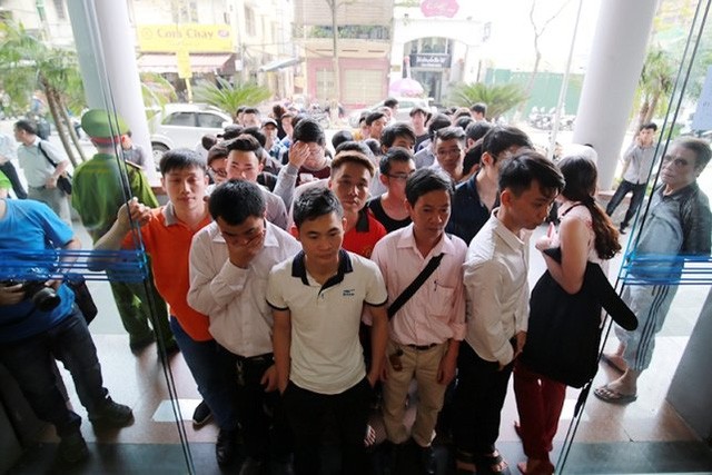 Bỏ cơm trưa, xin nghỉ việc… đi mua tiền 100 đồng Chiều 12/4, người dân tại Hà Nội có thể mua tiền mệnh giá 100 đồng tại 2 điểm 47 Lý Thường Kiệt và 49 Lý Thái Tổ
