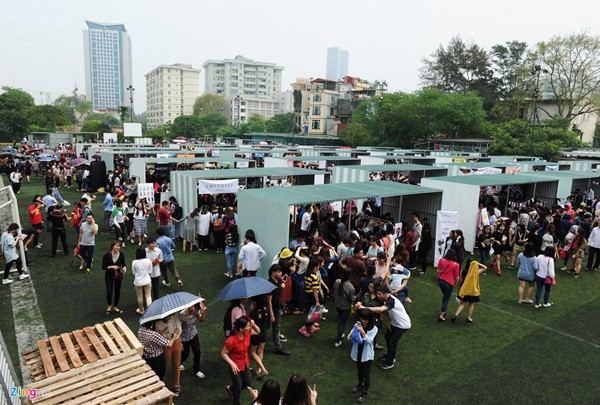 Chợ container vừa mở vội đóng cửa ngăn bớt khách Sáng 23/4, Hội chợ container đầu tiên được tổ chức tại Việt Nam bắt đầu hoạt động. Địa điểm là một sân cỏ nhân tạo trên đường Chùa Láng (Hà Nội), thu hút rất đông giới trẻ tham gia