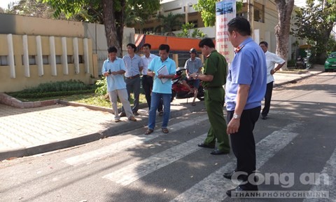 Hai thanh niên bị đâm thương vong trước cổng trường Cơ quan chức năng đang khám nghiệm hiện trường vụ truy sát