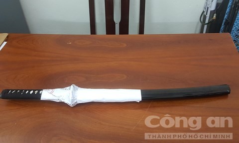 Can vợ bị đánh, vung kiếm chém gần đứt lìa bàn tay đối thủ Cây kiếm Nhật ông Anh dùng để chém gần đứt lìa tay đối thủ - Ảnh: Tuấn Thành