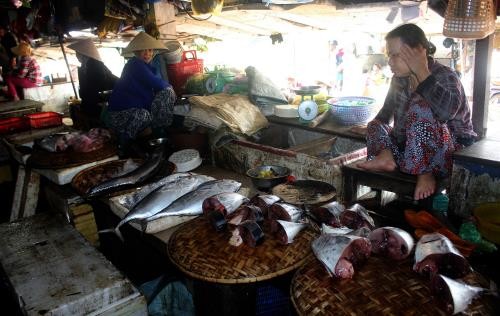 Giới kinh doanh điêu đứng vì thông tin cá chết hàng loạt ở miền Trung Nhiều tiểu thương ngồi cả ngày không bán được hàng