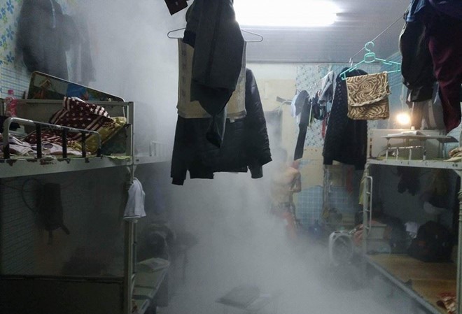 Sét đánh trúng ký túc xá Học viện Ngân hàng Nam sinh Học viện Ngân hàng dùng bình cứu hỏa mini phòng cháy ổ điện sau tiếng sét tổi 24/4. Ảnh: BA Confessions.