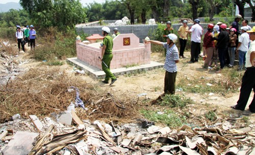 Người đàn ông nghi bị sát hại cạnh ngôi mộ Bãi đất trống, nơi phát hiện người đàn ông với nhiều thương tích. Ảnh: Xuân Ngọc