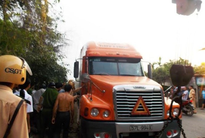Vi phạm giao thông, tài xế “cố thủ” trên xe 2 giờ đồng hồ CSGT đang yêu cầu tài xế trên đầu kéo xuống làm việc