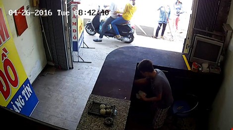Thiếu niên 17 tuổi tắt camera để trộm vẫn không thoát Trước khi lấy trộm tiền Duy đã cố gắng vô hiệu hóa camera an ninh