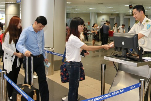 Sân bay Nội Bài thay đổi điểm soi chiếu, quầy làm thủ tục Khu vực kiểm tra an ninh được tăng diện tích, thêm máy soi chiếu. Ảnh: Phương Linh