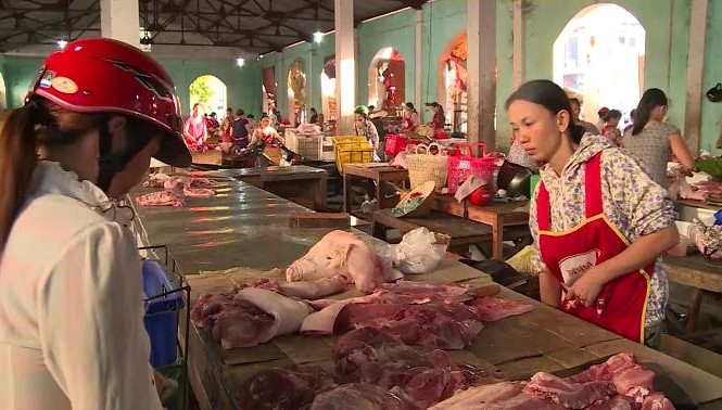 Cá chết, lợn ồ ạt xuất biên khiến giá các loại thịt tăng mạnh Thịt lợn đã tăng giá sau hàng loạt thông tin cá biển tại miền Trung chết hàng loạt, thương lái gom mua lợn hơi để xuất khẩu sang Trung Quốc