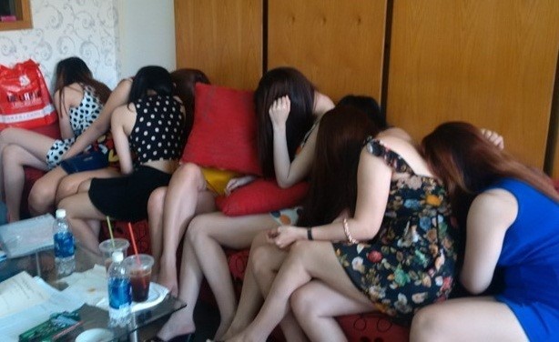 Khởi tố cặp vợ chồng nuôi 9 cô gái bán dâm ngày nghỉ lễ Tiếp viên ở tiệm hớt tóc bị bắt quả tang đang bán dâm cho khách tại quận 5 (TP HCM) hồi trung tuần tháng 3. Ảnh minh họa: Q.H.