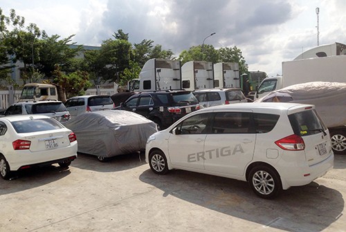 Người đàn ông thuê hàng chục ôtô hạng sang đem cầm Những ôtô do người đàn ông thuê mang đi cầm và bán được thu hồi. Ảnh: Xuân Thắng