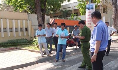 Nhóm thanh niên đâm chết người trước cổng trường ra đầu thú Hiện trường vụ truy sát làm hai thanh niên thương vong
