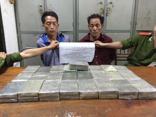 Ập vào khách sạn, bắt 2 kẻ buôn 50 bánh heroin Hai đối tượng cùng số ma túy tang vật - Ảnh: Nghĩa Đàn