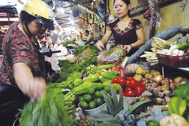 Hà Nội: Rau quả loạn giá bán sau trận mưa lớn Giá rau nhảy múa sau đợt mưa lớn tại Hà Nội