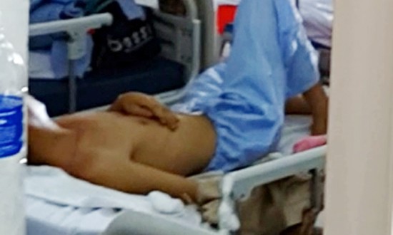 Nghi phạm sát hại vợ chồng ở Quế Phong đang được điều trị tại bệnh viện Nghi phạm Vi Văn Thắng bị cảnh sát khóa tay vào thành giường và luôn có cảnh sát ngồi túc trực bênh cạnh