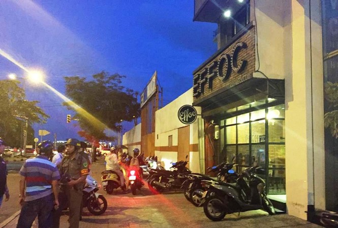 Bốn thanh niên bị nhóm côn đồ chém gục trong quán cà phê Quán cà phê nơi xảy ra vụ truy sát kinh hoàng
