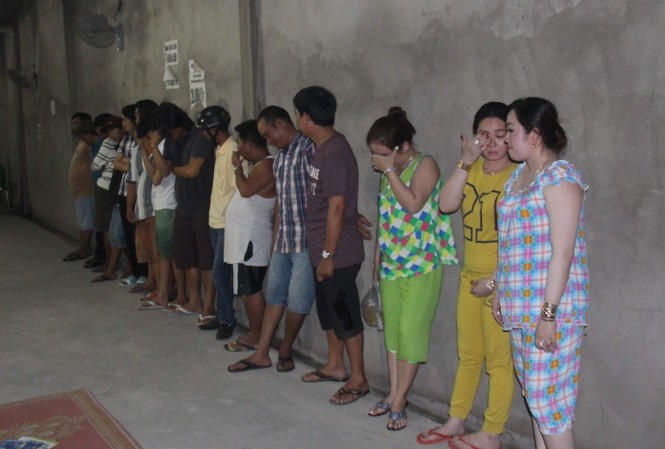 Bắt gọn 17 người đang say mê đánh bạc Các đối tượng tham gia đánh bạc bị công an bắt quả tang