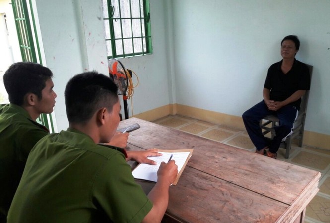 Chồng ghen tuông, chém đứt lìa cánh tay vợ ném xuống kênh Sau khi chém đứt lìa tay vợ, ông Nam đến cơ quan công an đầu thú