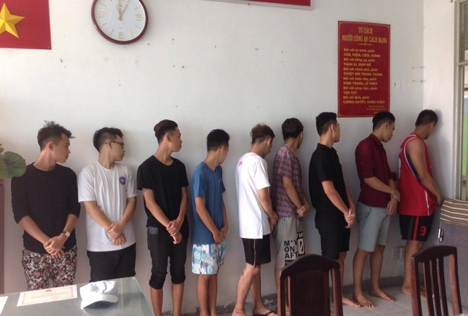 Hơn 30 teen 'huyết chiến' tại trung tâm Sài Gòn Các nghi can bị công an tạm giữ. Ảnh CA cung cấp