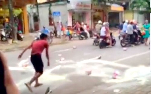 Sự thật đằng sau vụ ông bố đập 7 hộp sữa trước cửa siêu thị Hình ảnh Cường đập sữa trước siêu thị