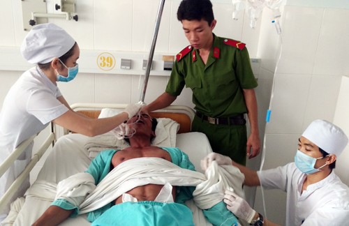 Kẻ chém chết người phụ nữ chăn bò tự vẫn trong rẫy mía Nghi phạm giết người phụ nữ đang được điều trị trong giám sát của cảnh sát. Ảnh: Xuân Ngọc