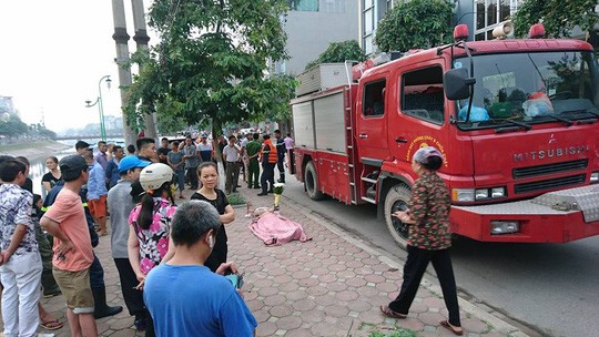 Bàng hoàng phát hiện thi thể cô gái dưới sông Tô Lịch Thi thể nạn nhân được đưa lên bờ