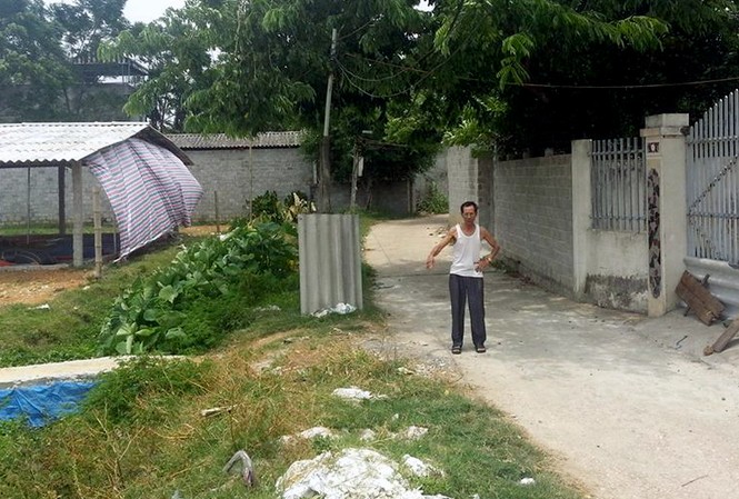 Người thân mang thi thể nạn nhân đặt giữa nhà nghi phạm Khu vực xảy ra vụ việc
