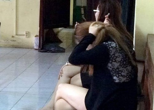 Bước sa ngã của cô gái 25 tuổi môi giới bán dâm ở Sài Gòn Ngọc cùng một số người liên quan bị công an tạm giữ. Ảnh: T.L.