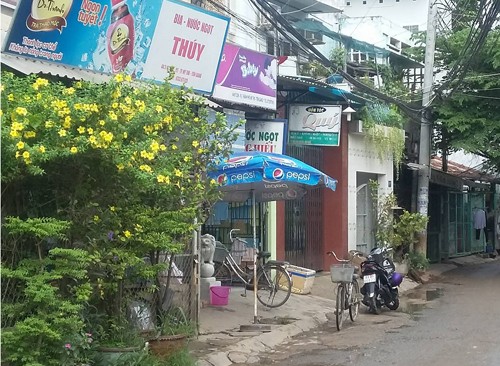 Vợ tử vong, chồng bỏ trốn với chiếc áo đầy máu Bà Loan bị nhiều thương tích trong tiệm tạp hoá của gia đình. Ảnh: Hồ Nam