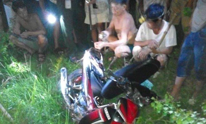 Hàng chục người truy lùng 2 tên trộm chó trong đêm Xe máy hai thanh niên trộm chó để lại ở bờ ruộng. Ảnh: Xuân Đức