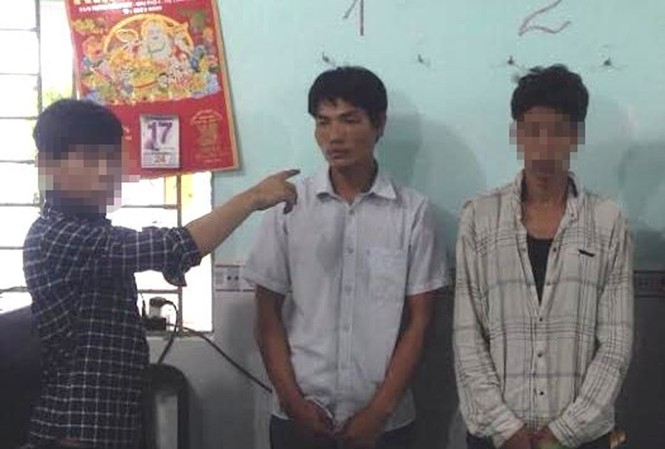 Sư thầy bị tống tiền vì tin nhắn gạ phụ nữ vào khách sạn Đối tượng Phạm Văn Nhỏ (đứng giữa) và 2 đồng phạm liên quan đến vụ tống tiền trụ trì chùa trên địa bàn huyện Nhà Bè, TPHCM