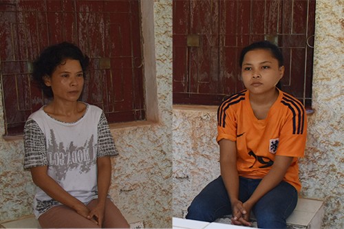 Đoạt mạng chồng vì nghi không chung thủy Nghi can Lan (bên trái) cùng em gái tại cơ quan điều tra. Ảnh: Quang Hà