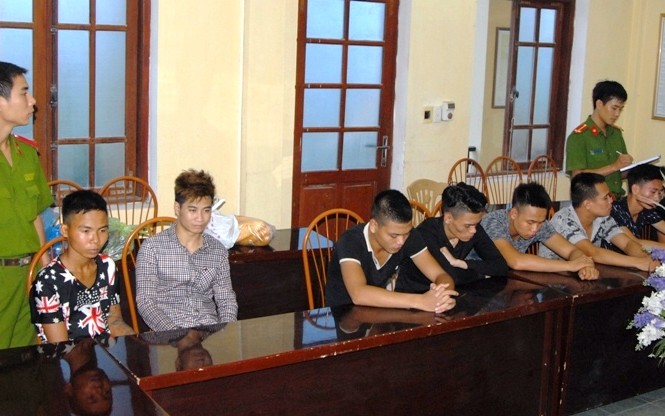 Nhóm 9x giết người vì cái “nhìn đểu” Các đối tượng tại cơ quan điều tra. Ảnh Công an Hà Nam